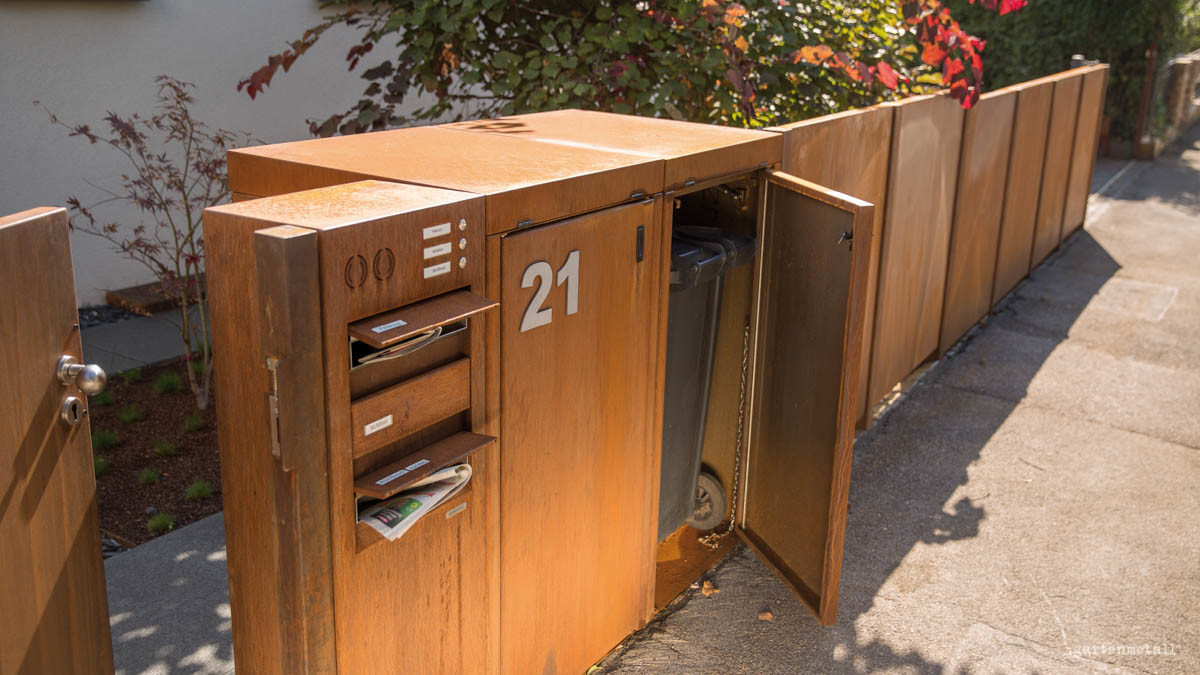 Briefkasten CASA aus Cortenstahl, kombiniert mit Mülltonnenbox und Zaun