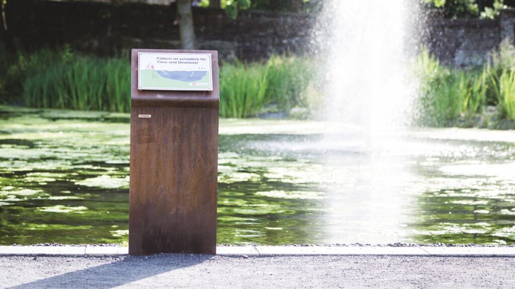 Infostele ERFURT mit nach hinten geknicktem Feld mit Schautafel