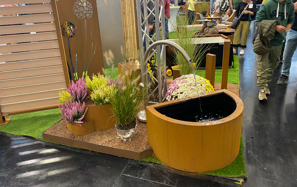 Brunnen AQUA LINEA mit Einlaufrohr ROFAN am Messestand von Gartenmetall