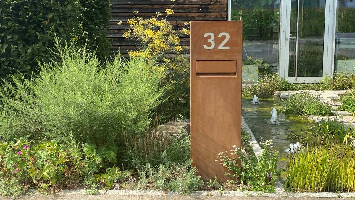 Briefkastenstele CASA mit hinterlegter Hausnummer