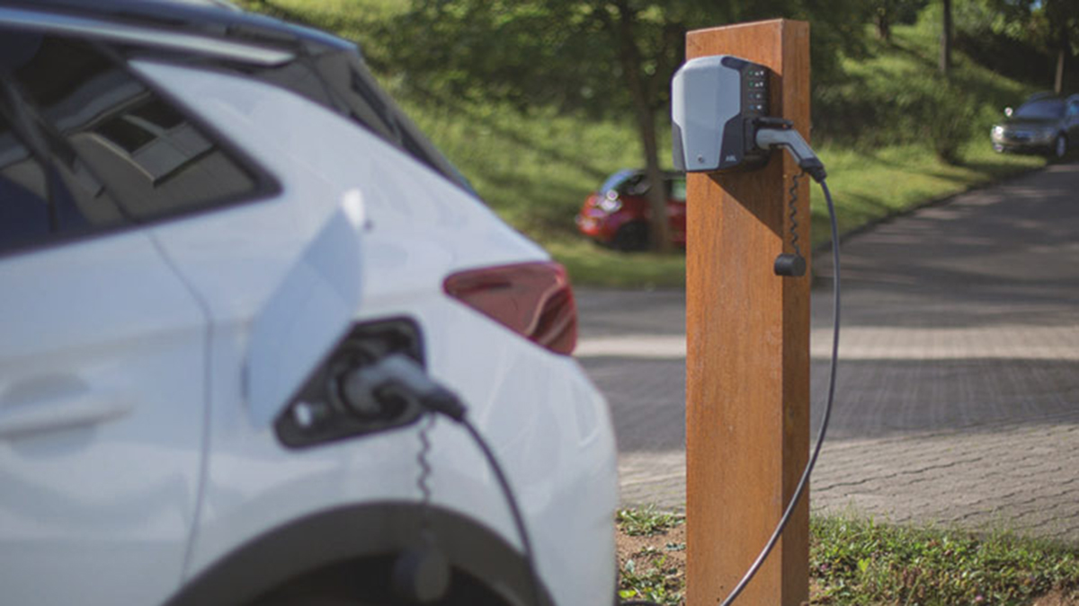 E-Ladesäule mit Metallgehäuse als elegante Stromtankstelle