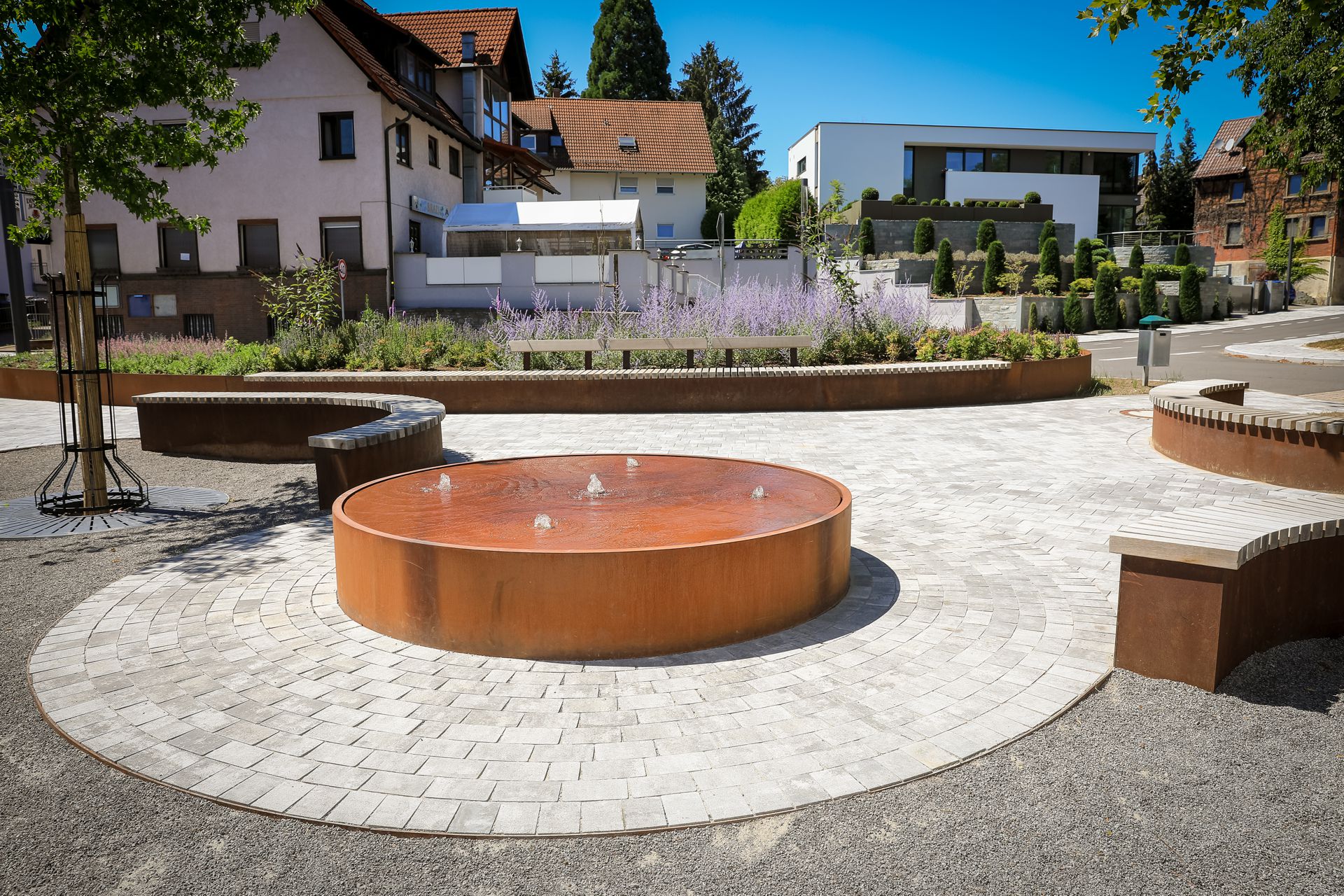 Sitzbank Halle und Mehrfachquellbrunnen AQUA CUBUS