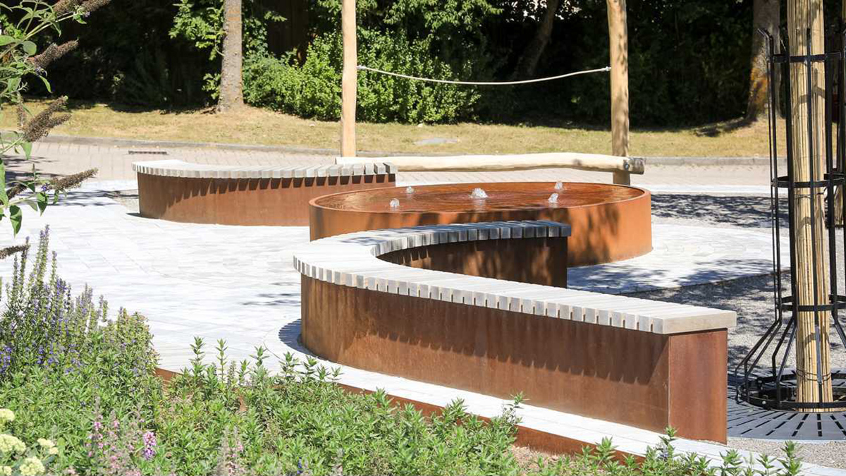 Sitzbank Halle und Mehrfachquellbrunnen AQUA CUBUS