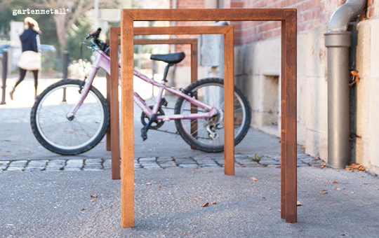 Fahrradparker aus Cortenstahl in Fußgängerzone