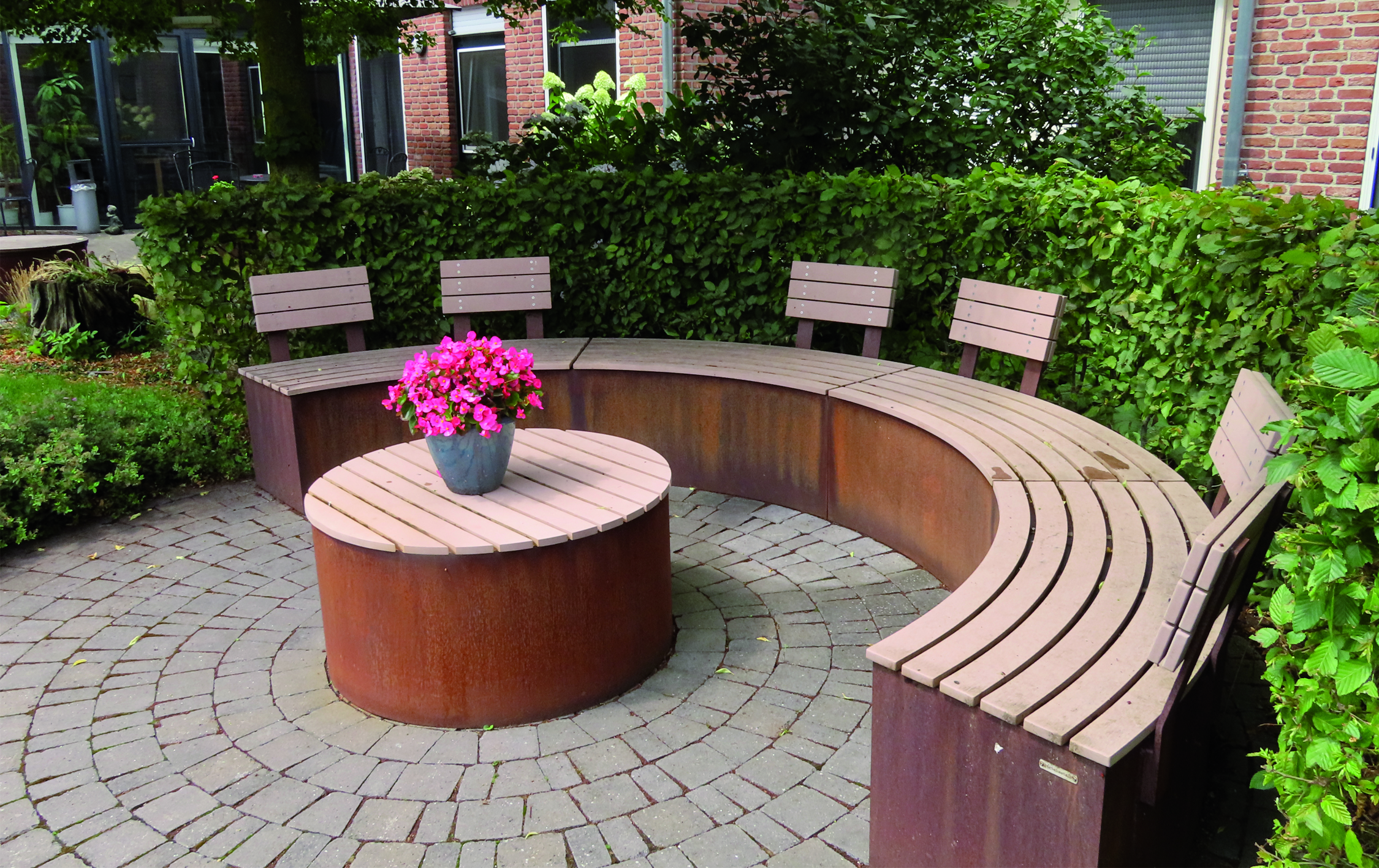 Runde Sitzbank mit rundem Gartentische und Rückenlehnen