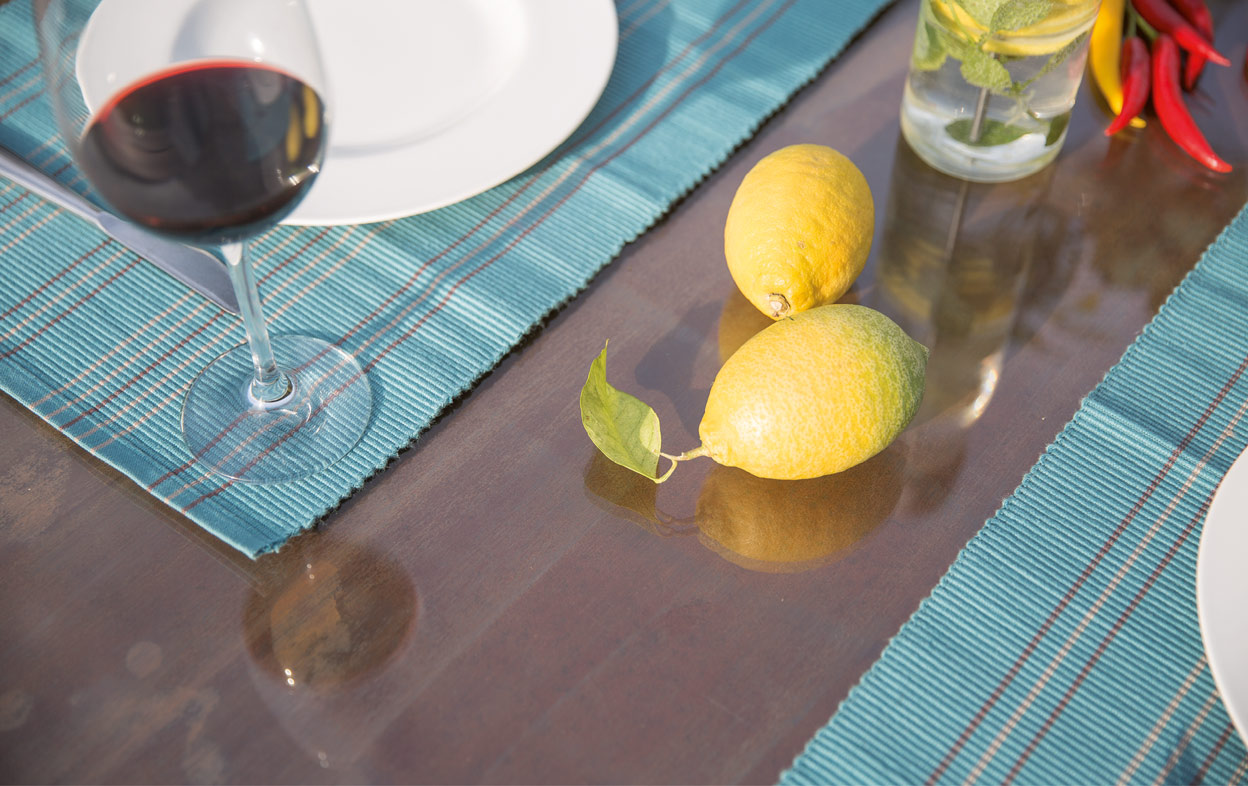 Gartentisch für Abendessen im Freien