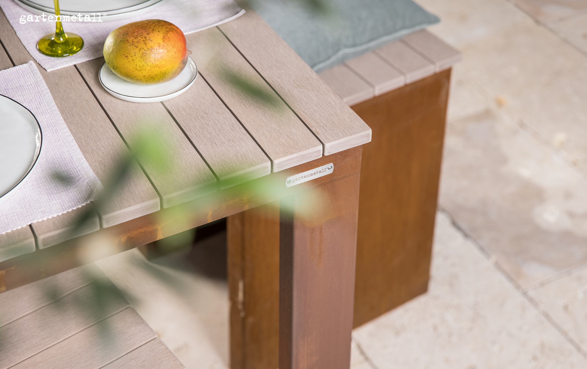 Tische und Sitzhocker GARDA mit RESYSTA®-Leisten 70x20 mm belegt.