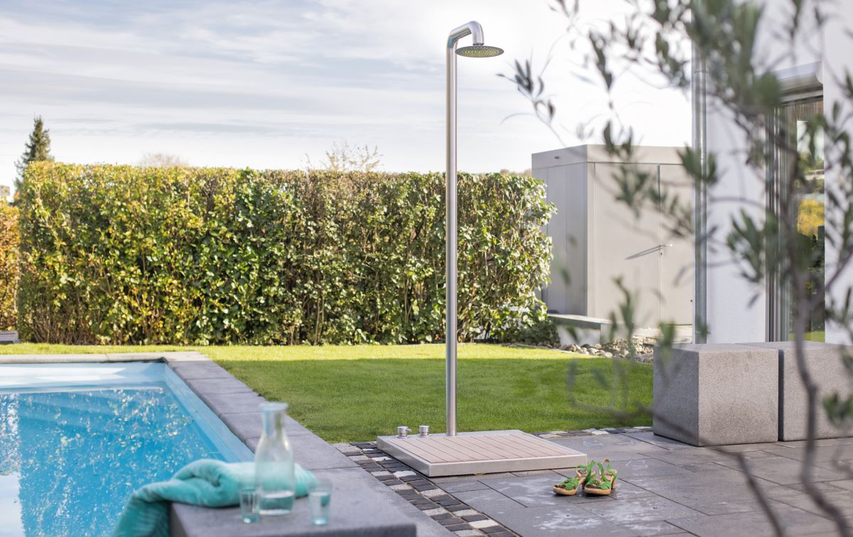 Gartendusche mit Regenbrause im Außenbereich