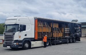 Vollbeladener Lkw mit Gartenmetall-Produkten