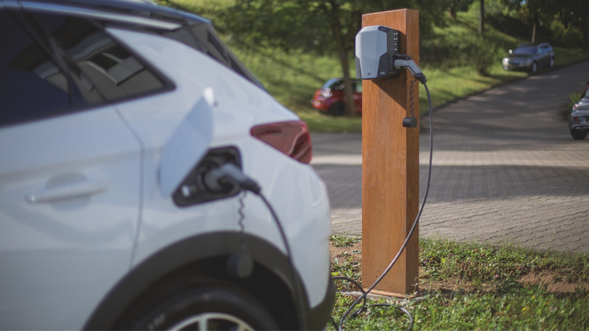 Strom-Ladesäule für Elektrofahrzeuge mit Cortenstahl-Verkleidung