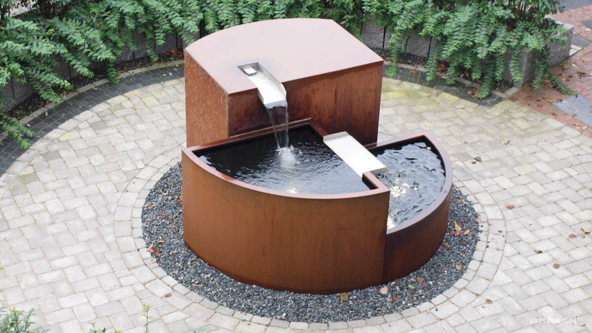 Quellbrunnen AQUA BLOCK und AQUA LINEA als runder Kaskadenbrunnen