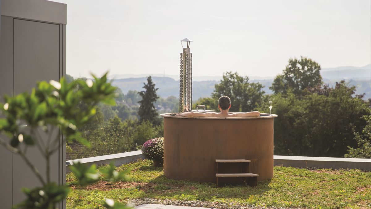 Badefass AQUA LUND sorgt für Entspannung und Ruhe im Garten