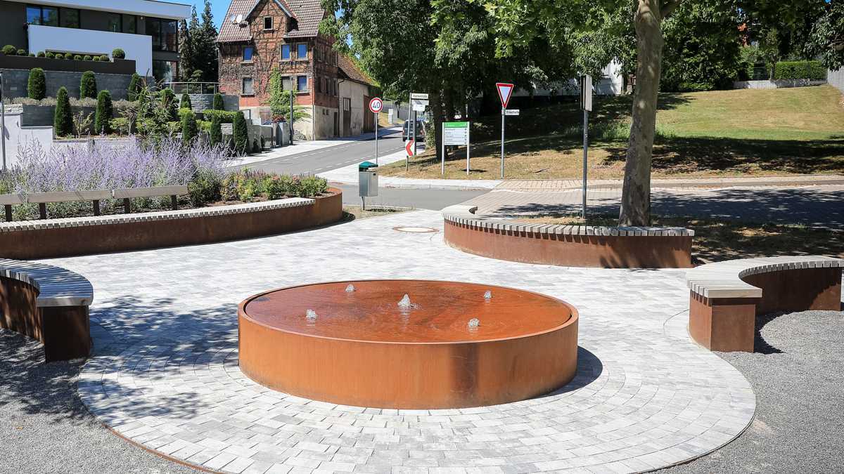 Mehrfach-Quellbrunnen rund mit fünf Wasserauslässen