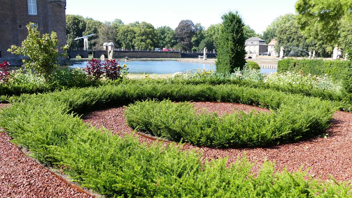 Wegbegrenzungsband EASY-LINER in geschwungener Form in Schlosspark