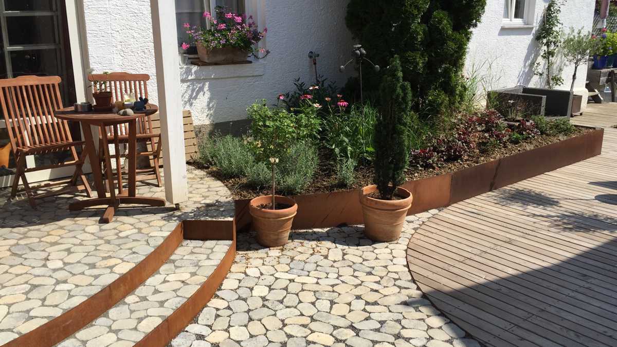 Wegbegrenzungsband EASY-LINER an Terrasse: als Treppenstufe und zur Beetbegrenzung