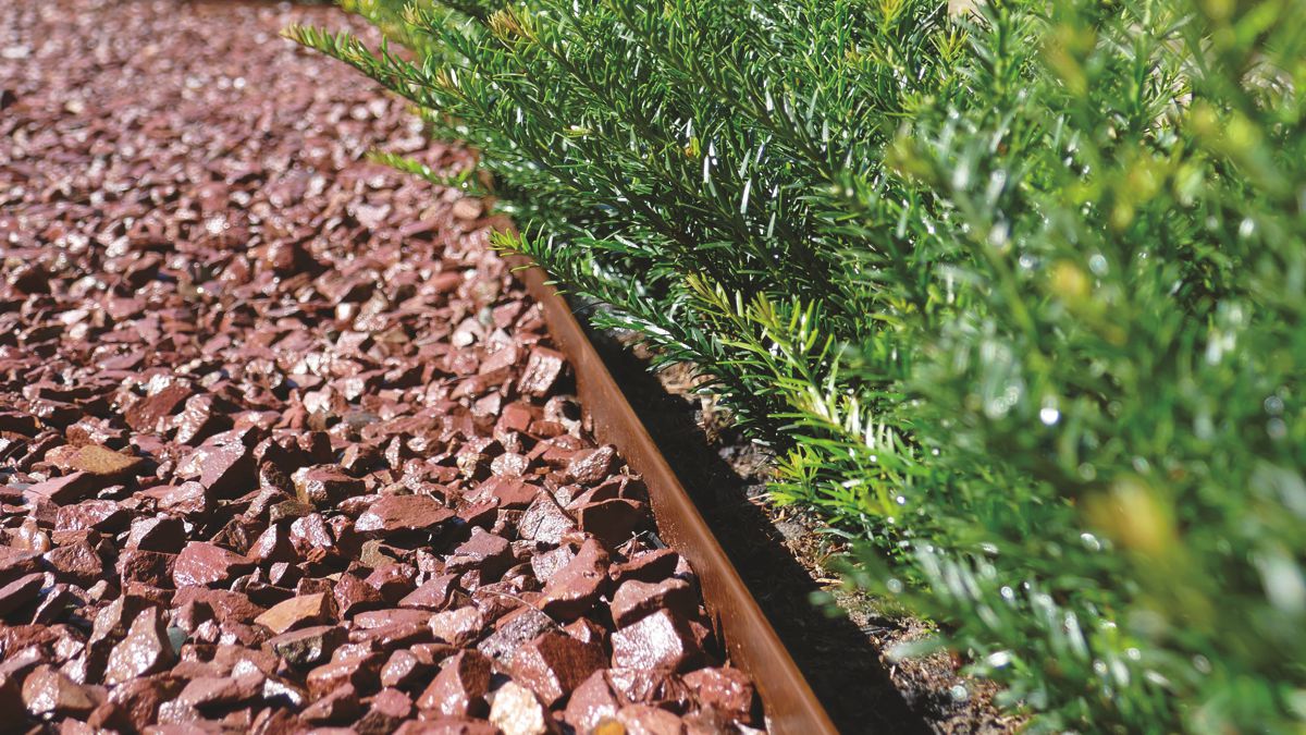 ECO-FALZ-LINER als Trennung zwischen Schotterweg und Pflanzfläche