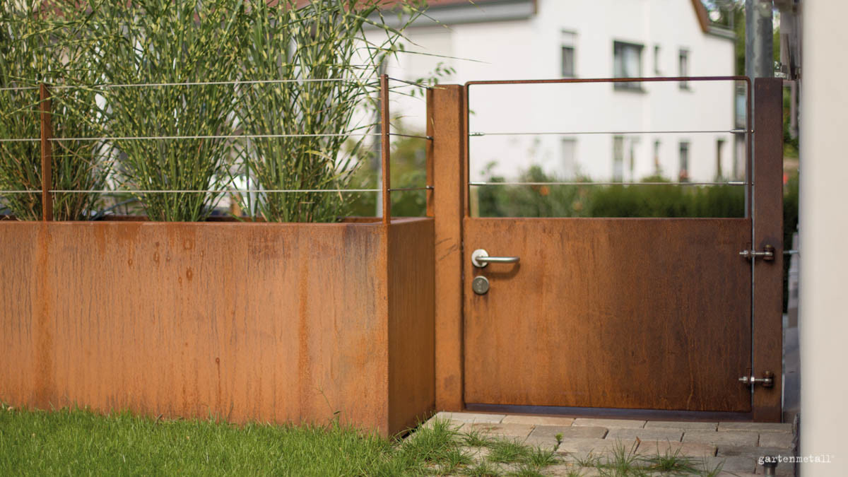 Gartentüre PORTA mit Drahtbespannung, passend zum Pflanzgefäß