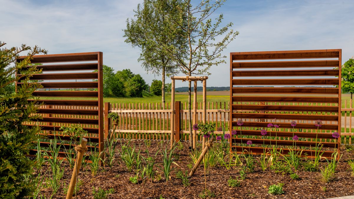 Sichtschutzwand als Rahmen mit Lamellen: Blickabwehr im Garten und als gestaltreisches Element