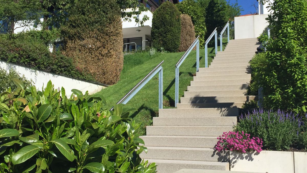 Geländer LAVAL in Sonderausführung aus feuerverzinkten Pfosten und Edelstahl-Handlauf