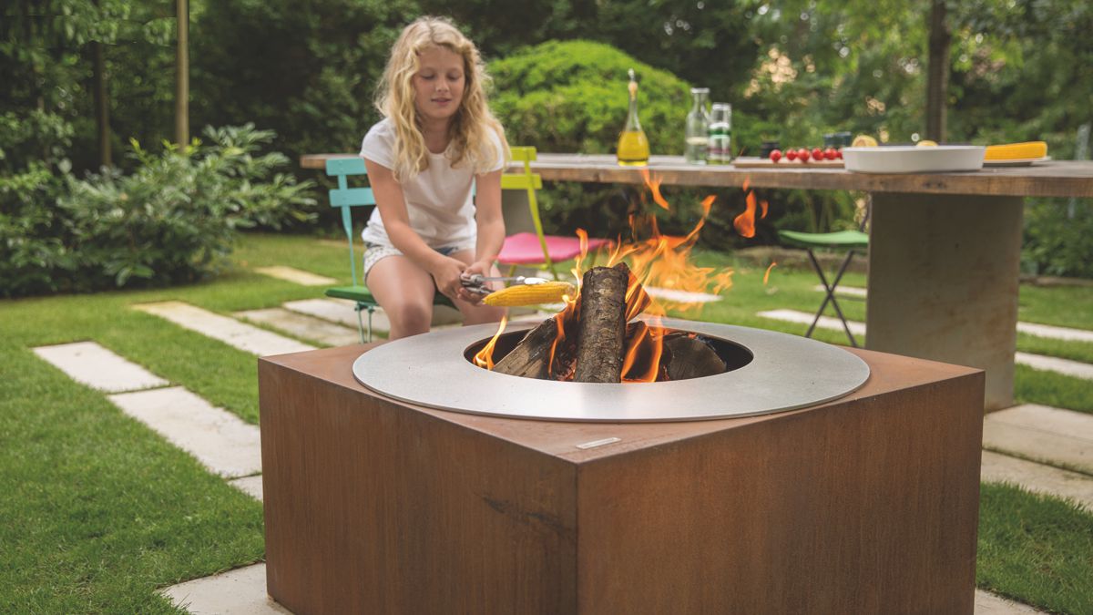 Holzgrill TROJA mit Stahl-Grillring - so macht Grillen Spaß