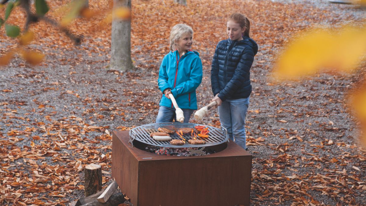 Grillspaß im Herbst mit Feuerstelle TROJA und Grillrost