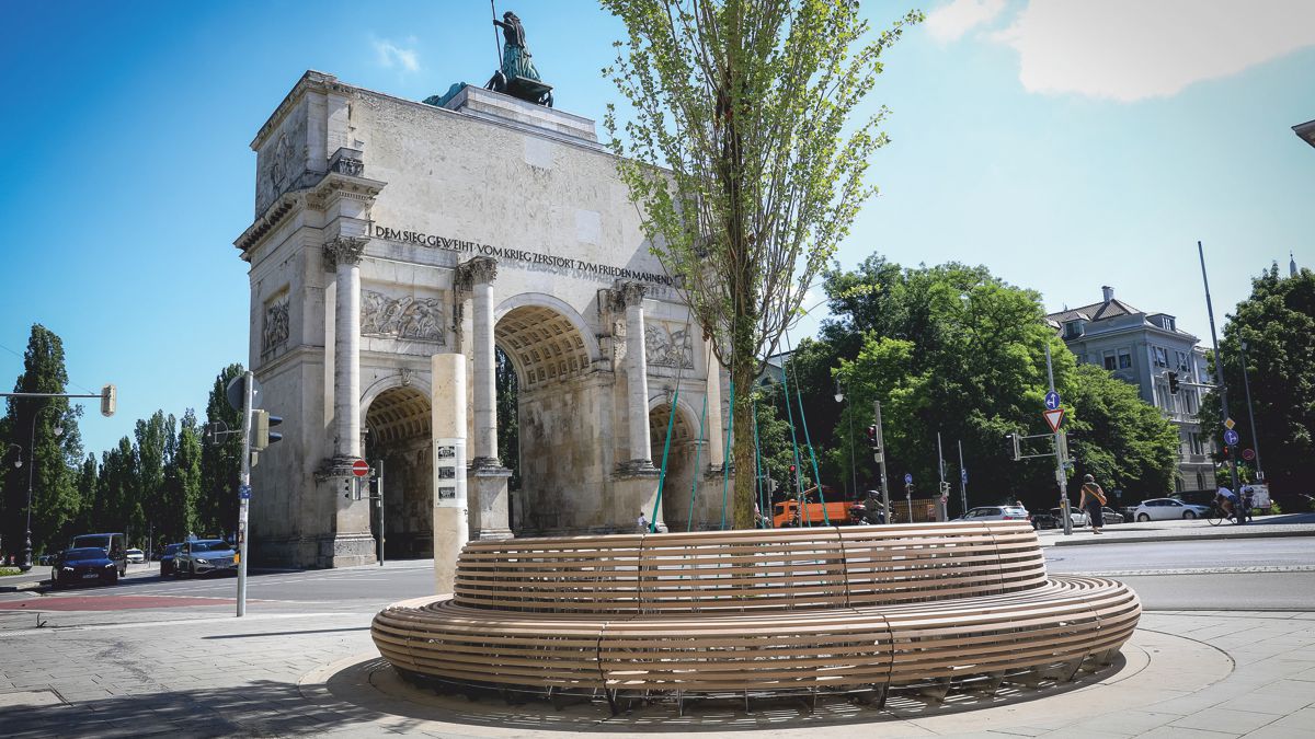 Tolles Stadtmobiliar: Bank in Sonderanfertigung mit gebogenen RESYSTA-Lamellen im Stadtraum