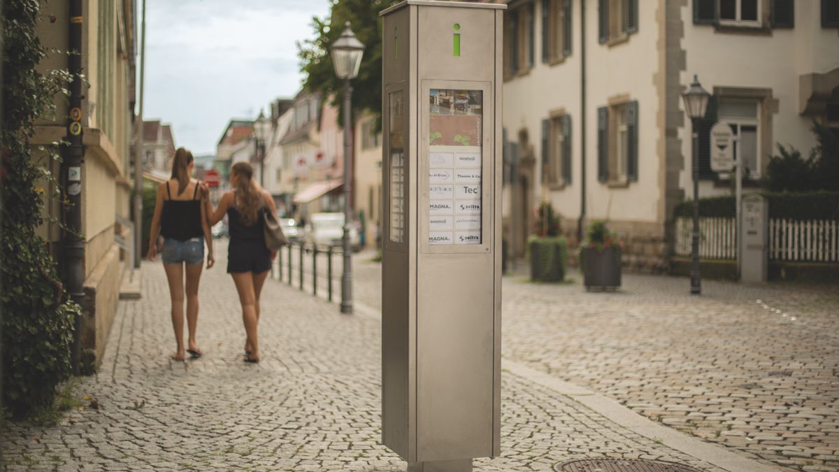 Infostele JENA aus Edelstahl als freistehendes Display