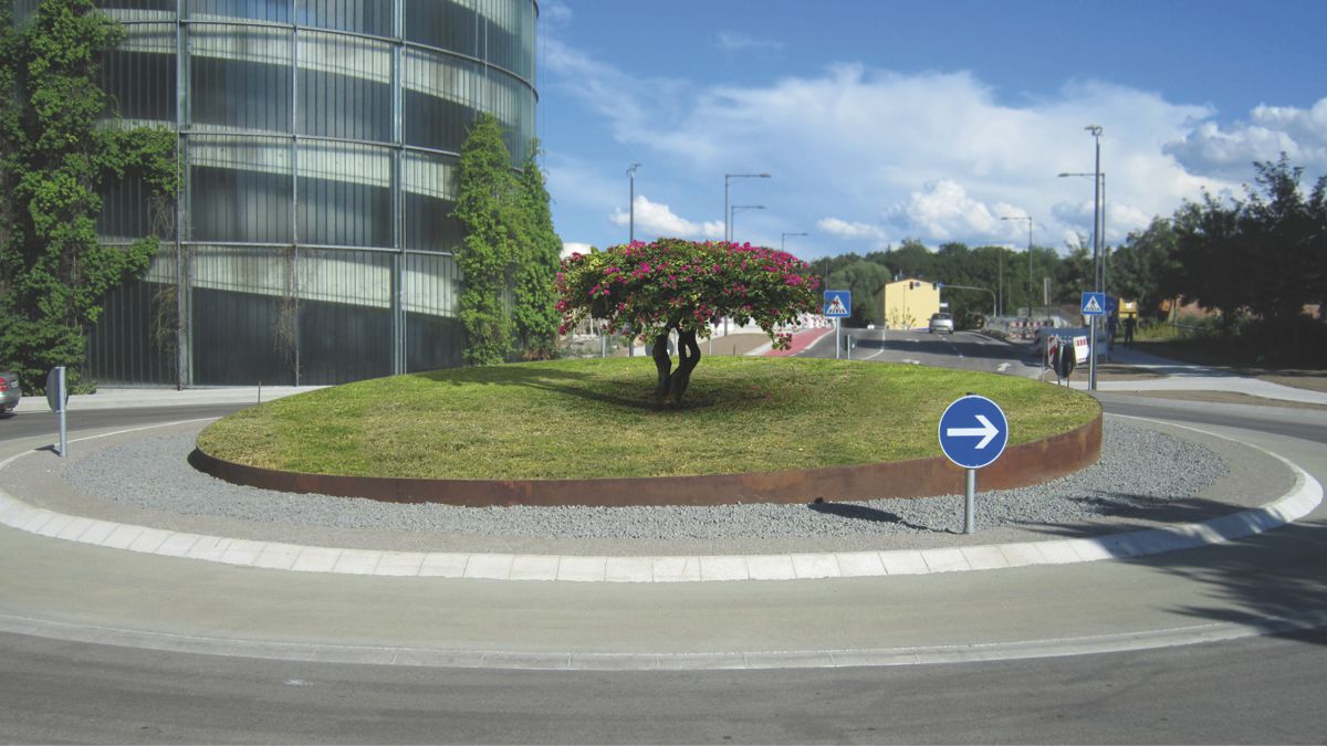 Kreisverkehr mit Pflanzring mit unterschiedlichen Höhen