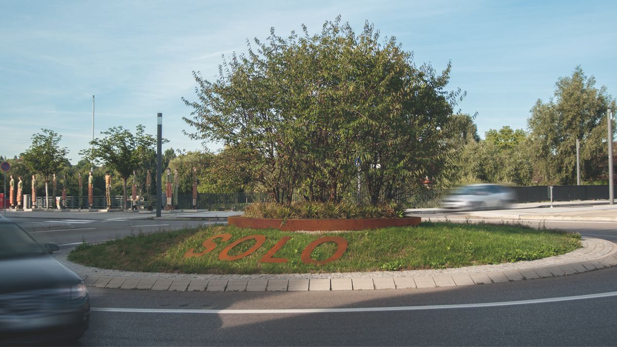 Pflanzring und Schriftzug im Kreisverkehr