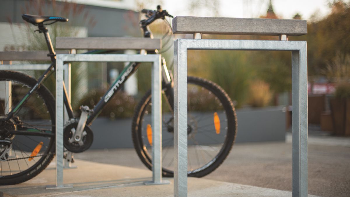 Fahrradparker Oldenburg, feuerverzinkt, mit Anlehnbügel aus Holz