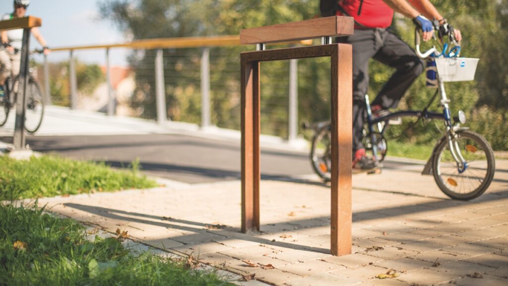 Fahrradparker Oldenburg zum Einbetonieren, aus Cortenstahl, Anlehnbügel aus Hartholz