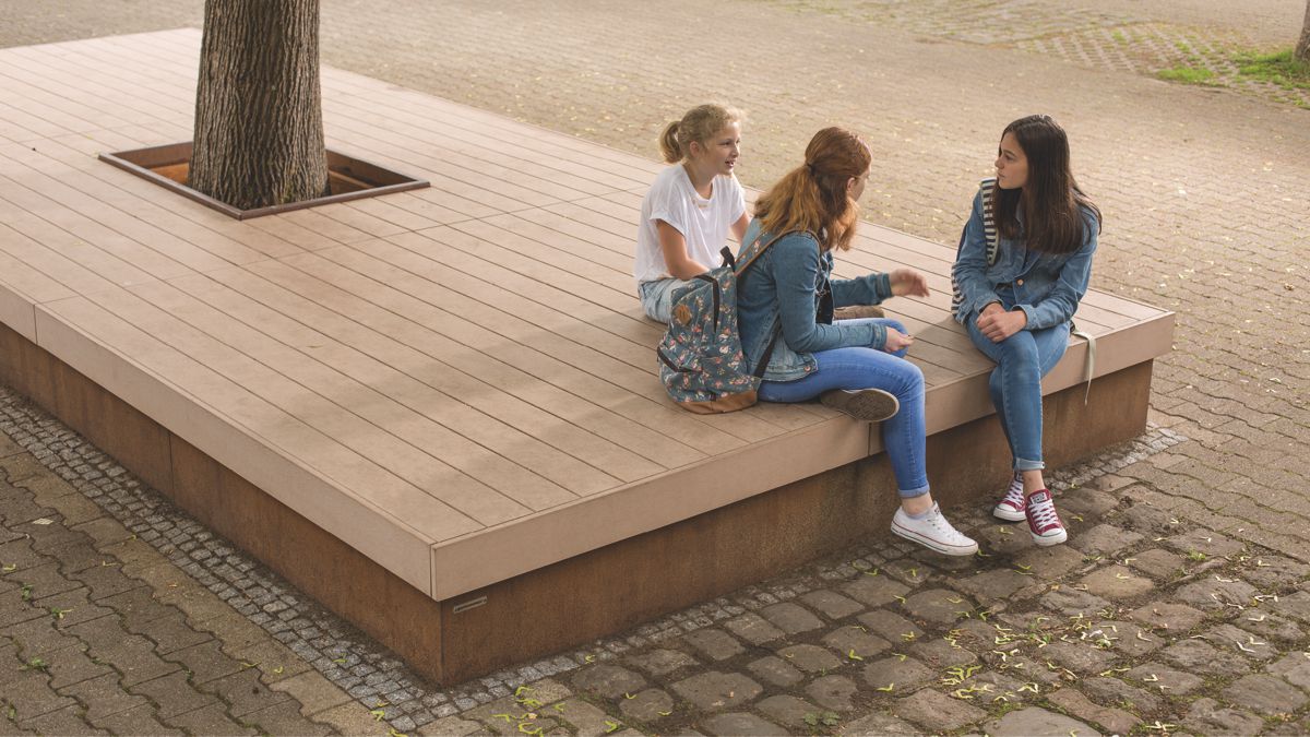 Sitz- und Liegeinsel auf einem Schulhof