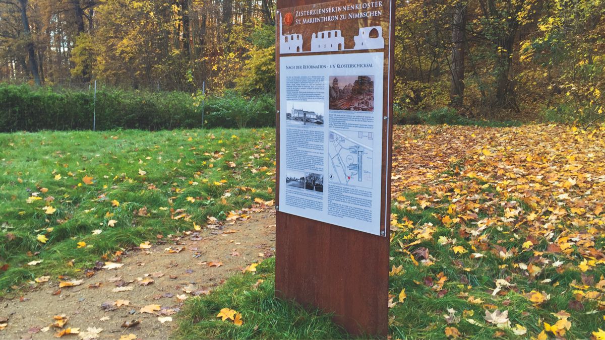 Infotafel GOTHA mit individuell gefertigtem Beschreibungsfeld in historischer Parkanlage