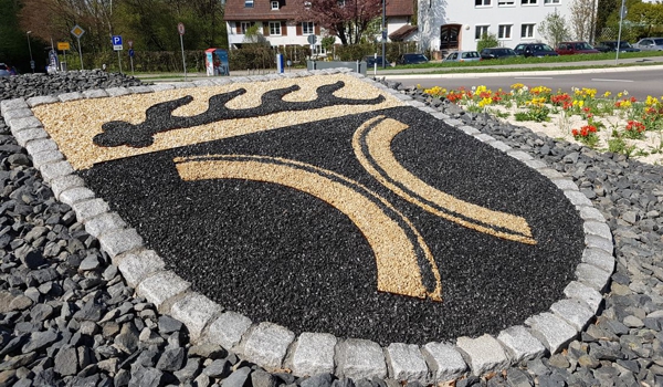 Wappen aus Wegbegrenzungsbändern am Kreisverkehr