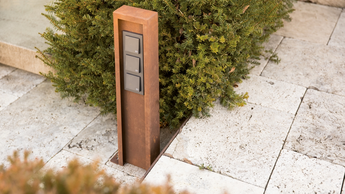 Die FANO Steckdosensäule bringt Strom in den Garten