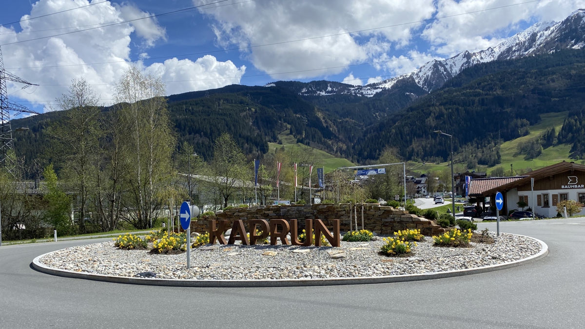 Buchstaben aus Cortenstahl im Kreisverkehr in Kaprun