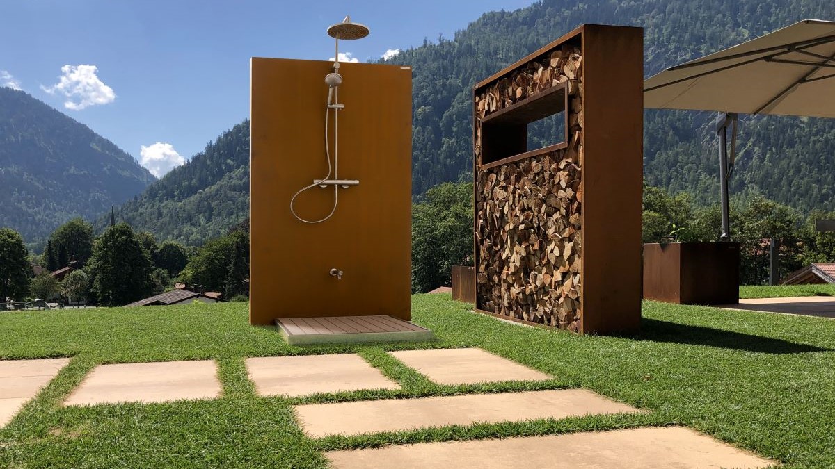 Gartendusche VILLACH mit Cortenstahl Wand und Regenbrause