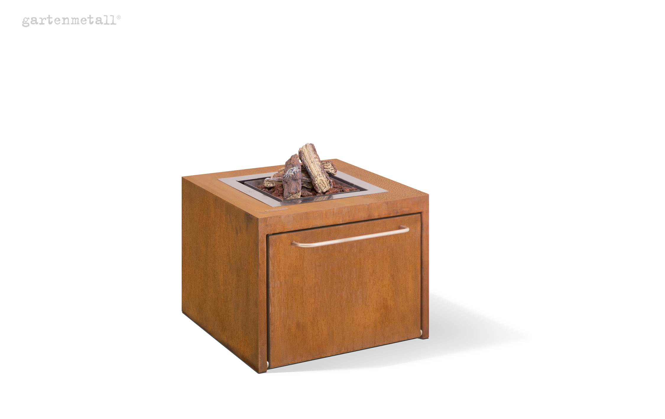 Ein metallener, quadratischer Feuerkorb mit Holzimitat im oberen Fach steht isoliert auf weißem Hintergrund. Oben links steht „gartenmetall®“.