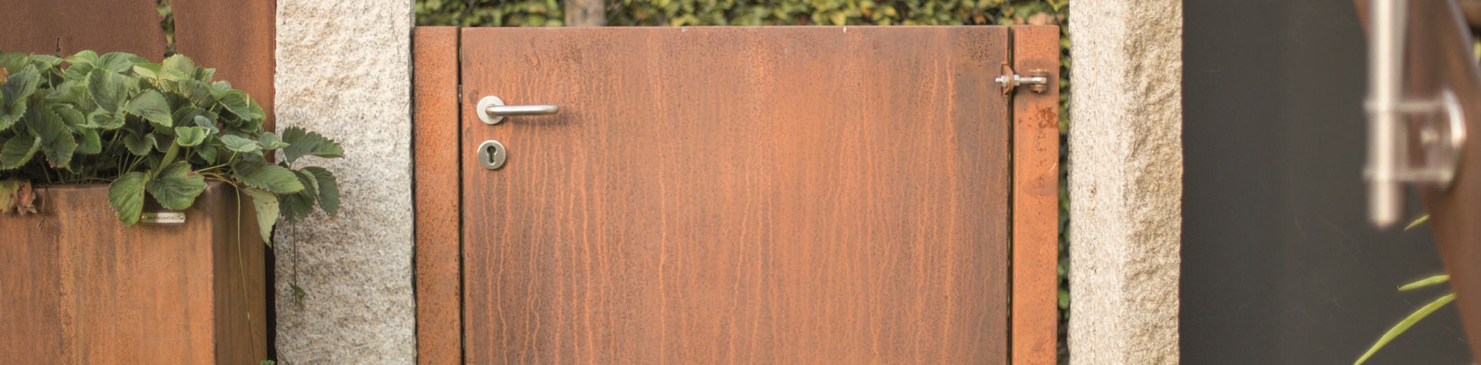 Niedrige Gartentüre PORTA aus Cortenstahl