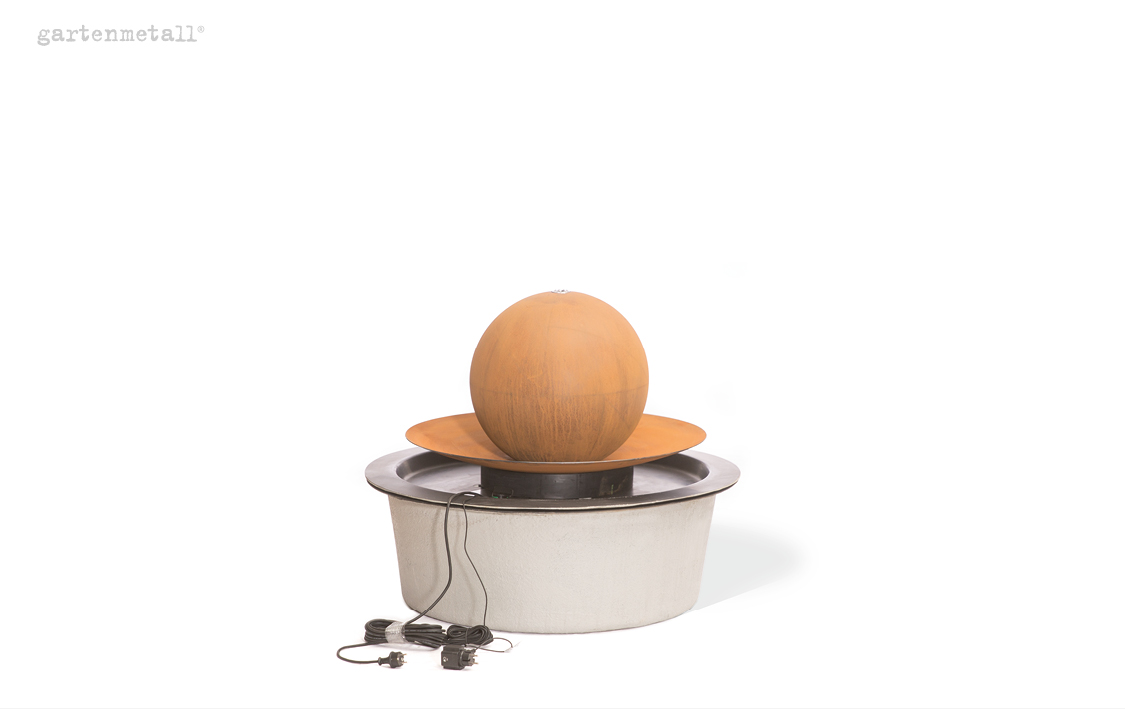 Eine rostfarbene Metallkugel sitzt auf einer Scheibe, verbunden mit Kabeln, präsentiert auf einem runden, silberfarbigen Sockel. Text: 'gartenmetall®'.