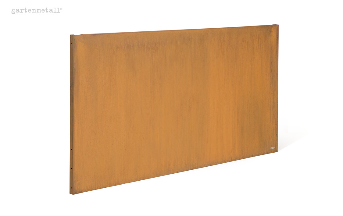 Rechteckige rostige Stahlplatte, freistehend, auf weißem Hintergrund. Oben links steht „gartenmetall®“.