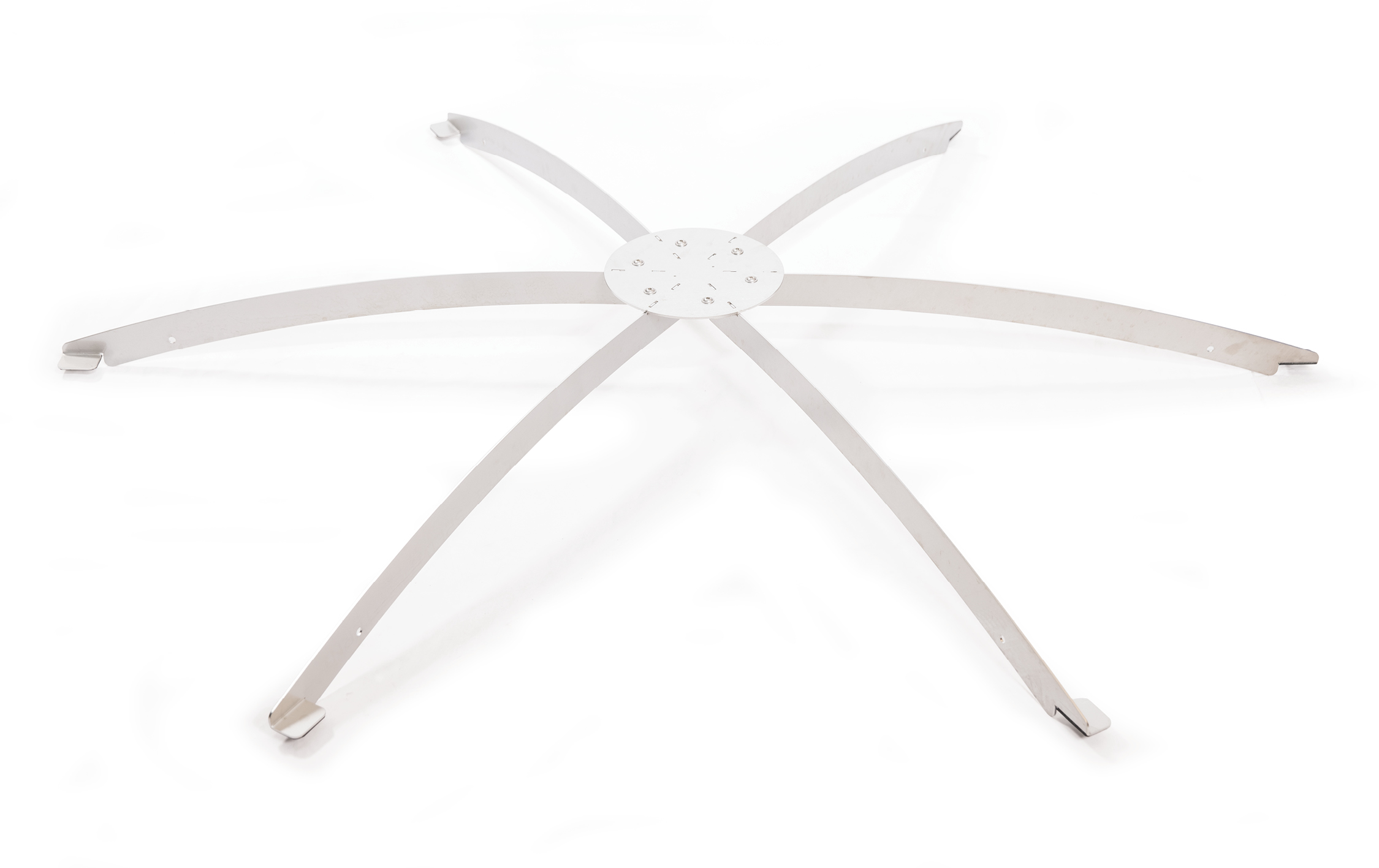 Kreisförmiges Metallgestell mit sechs radialen Armen liegt flach auf weißem Hintergrund, wird möglicherweise als Basis oder Ständer verwendet.