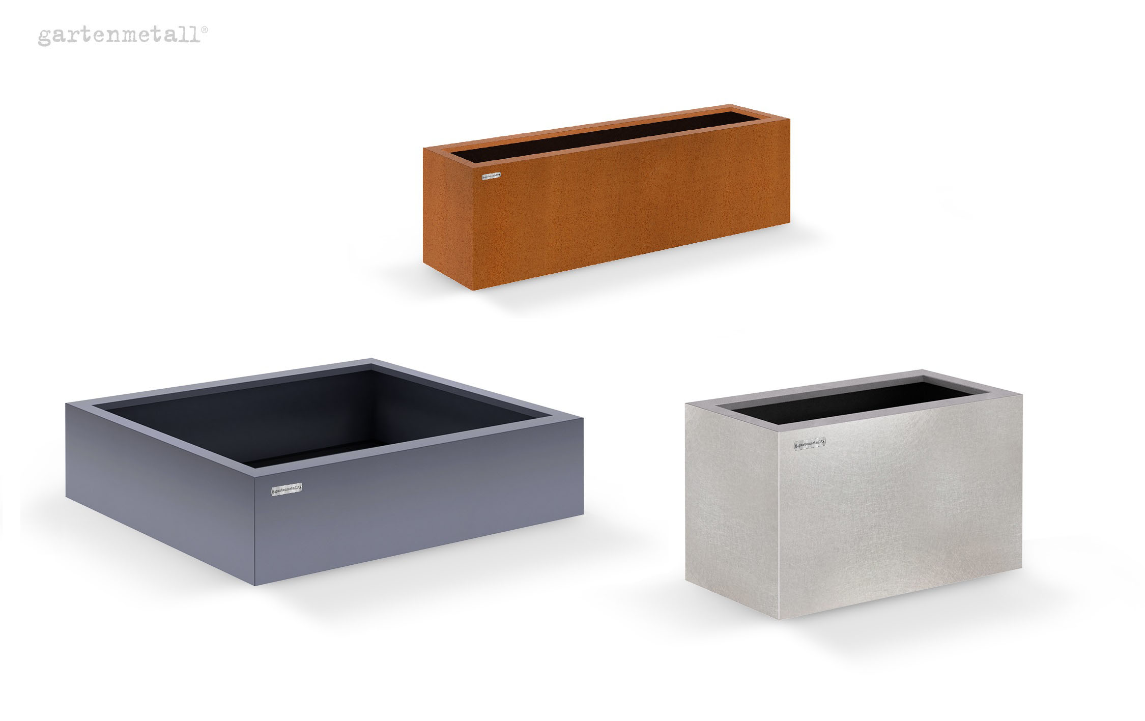 Drei rechteckige Pflanzgefäße, eines aus rostfarbenem Metall, ein silbergraues und ein anthrazitfarbenes, stehen auf neutralem Hintergrund. Oben links steht 'gartenmetall®'.