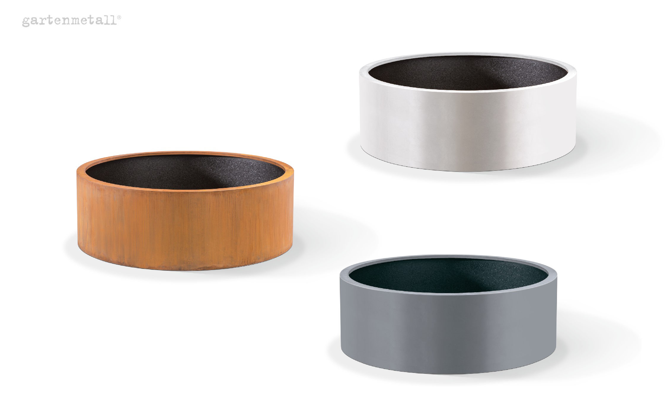 Drei runde, metallene Pflanzgefäße in den Farben Rost, Weiß und Grau stehen frei auf weißem Hintergrund. Oben links steht der Text 'gartenmetall®'.
