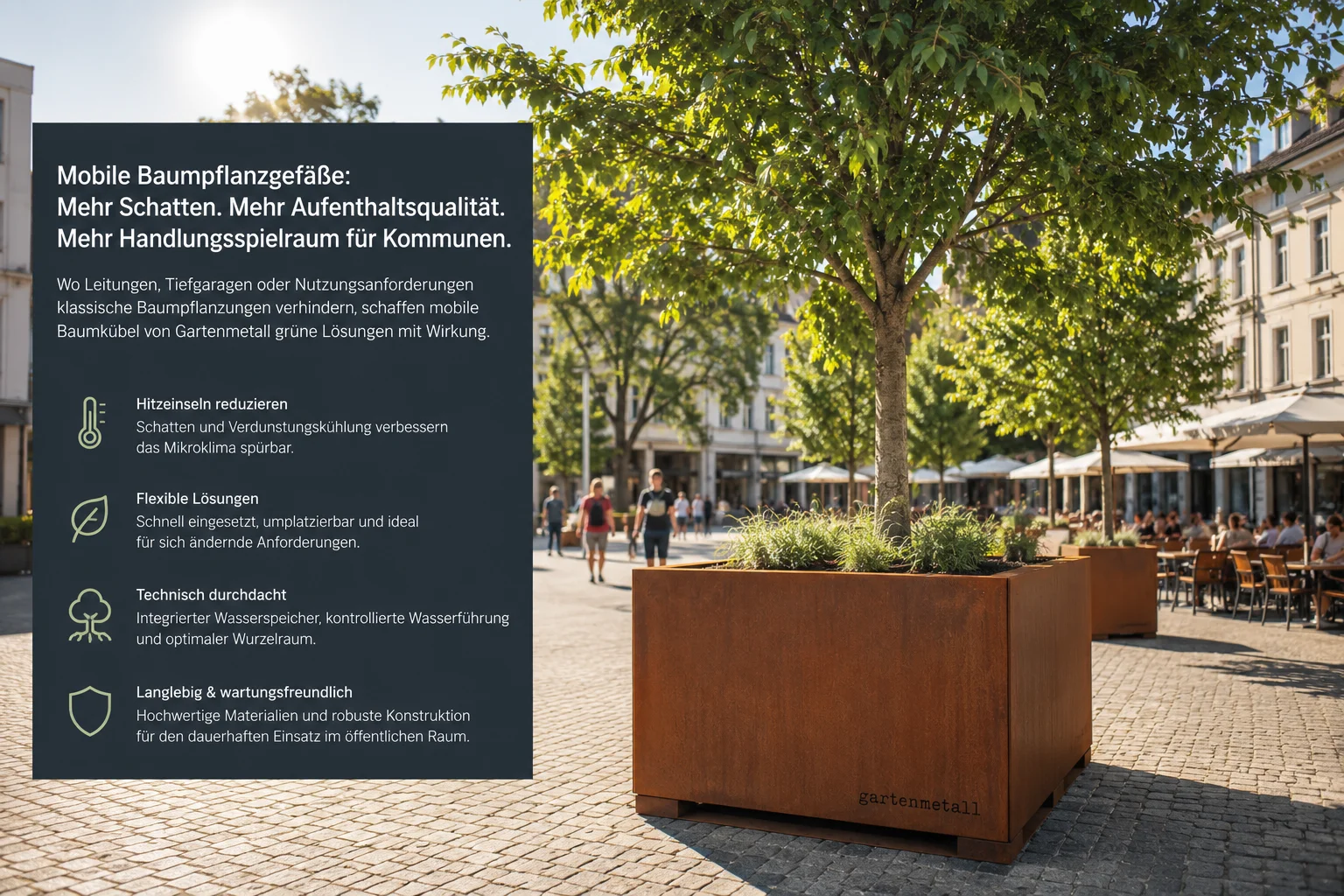 Mobiles Baumpflanzgefäß aus Cortenstahl mit schattenspendendem Baum und Gräsern auf einem belebten innerstädtischen Platz