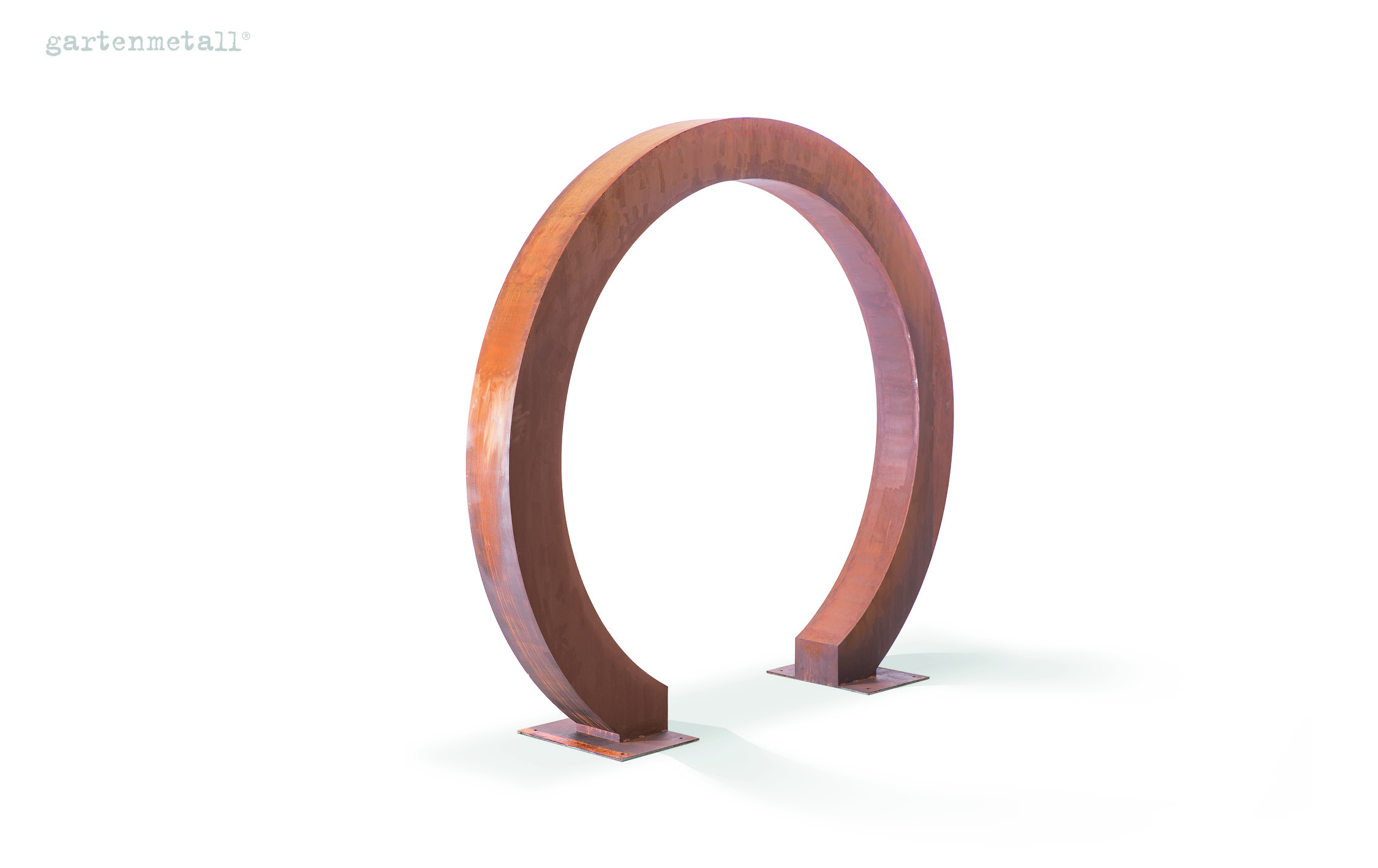 Ein großer, rostfarbener Metallring steht stabil auf zwei quadratischen Platten vor einem weißen Hintergrund. Oben links ist der Schriftzug 'gartenmetall®' zu sehen.
