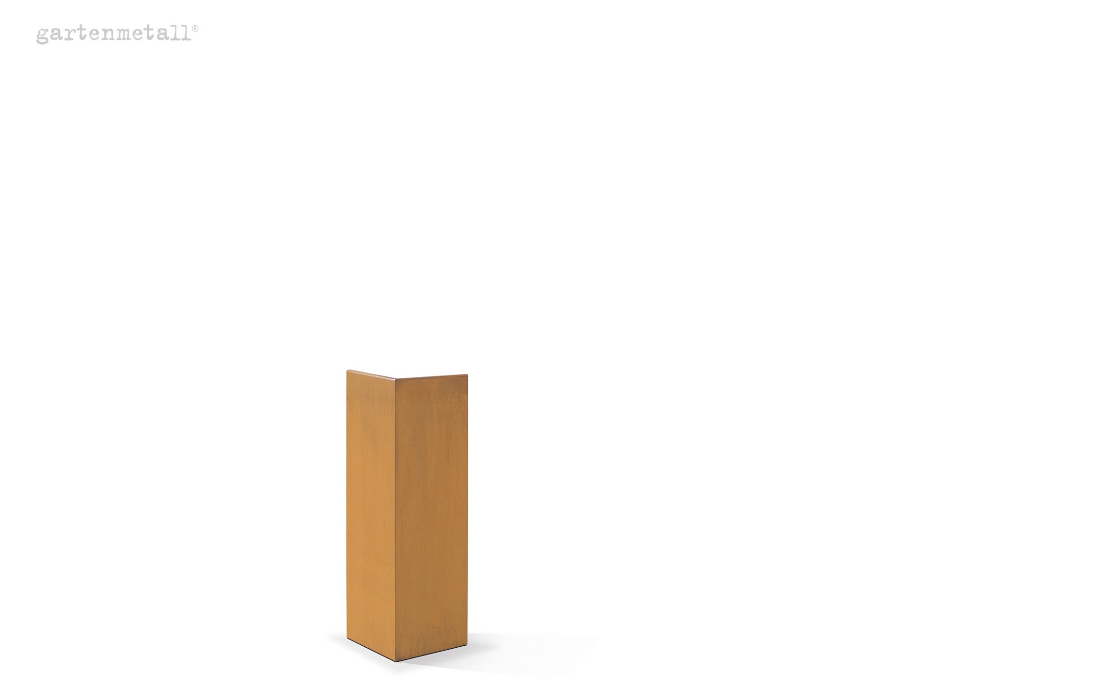 Ein hoher, rechteckiger, rostfarbener Metallblock steht ruhig in einem hellen, leeren Raum. Text: 'gartenmetall®'.