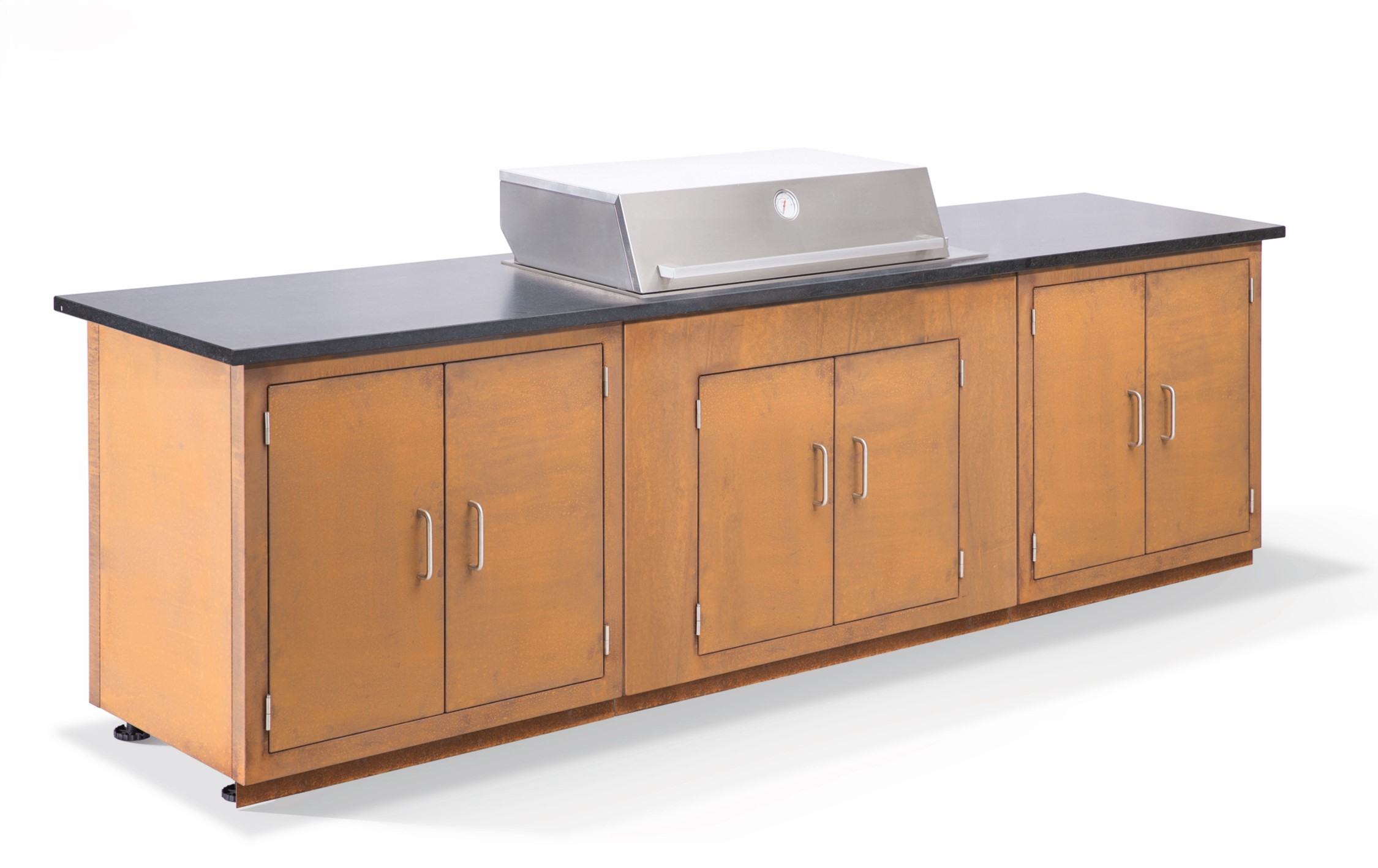 Holzschrank mit vier Türen, darauf ein geschlossenes Metallgrillgerät, steht auf weißem Hintergrund. Der Schrank hat eine dunkle Arbeitsplatte. Kein Text vorhanden.