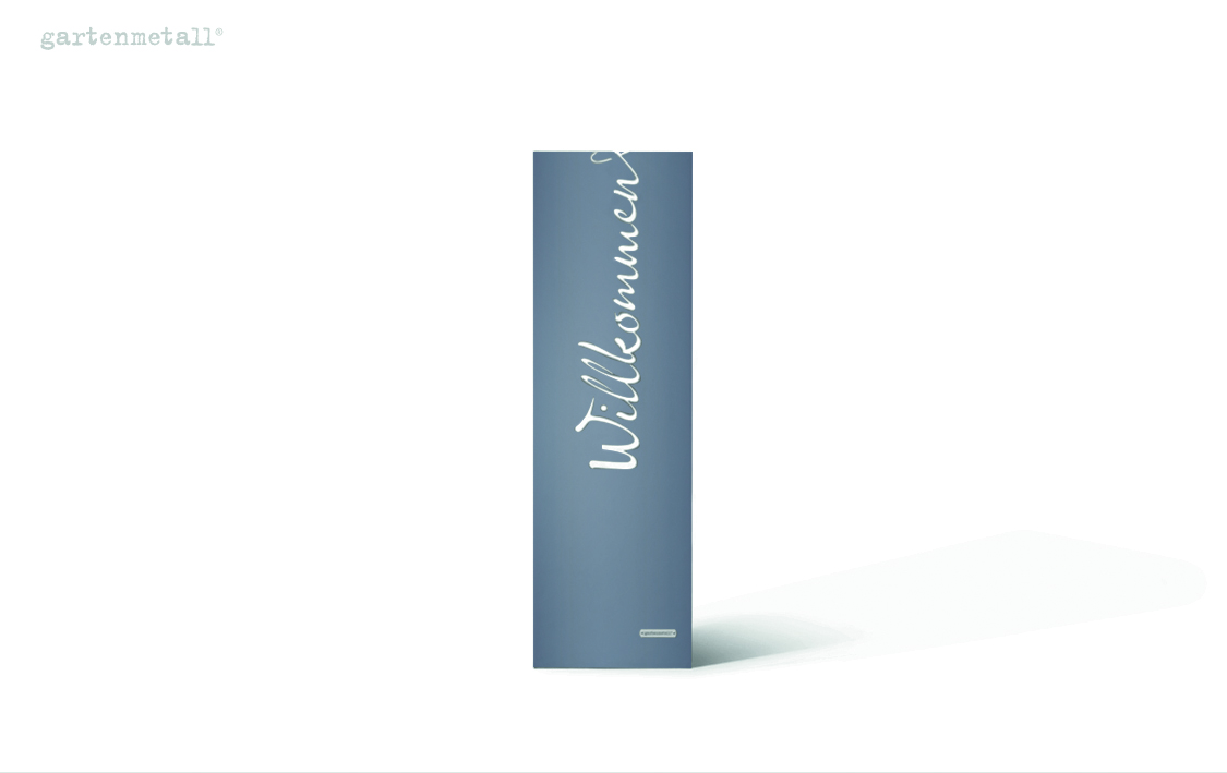 Eine blaue, rechteckige Stele mit dem Wort 'Willkommen' in weißer Schrift steht isoliert vor einem weißen Hintergrund. Oben links im Bild steht 'gartenmetall®'.