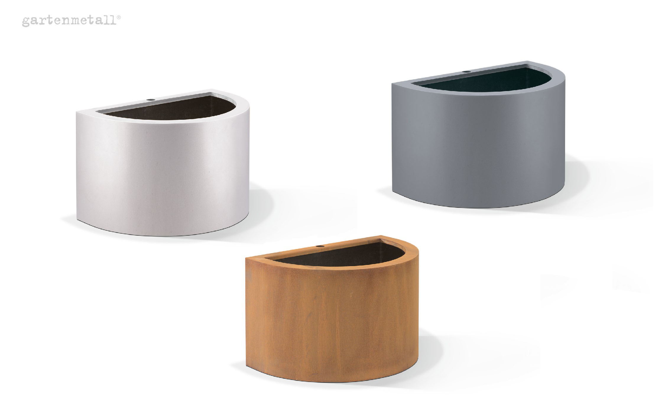 Drei halbkreisförmige Metallpflanzkübel in verschiedenen Farben (weiß, grau, rostbraun) stehen nebeneinander auf einem weißen Hintergrund. Text oben links: „gartenmetall©“.
